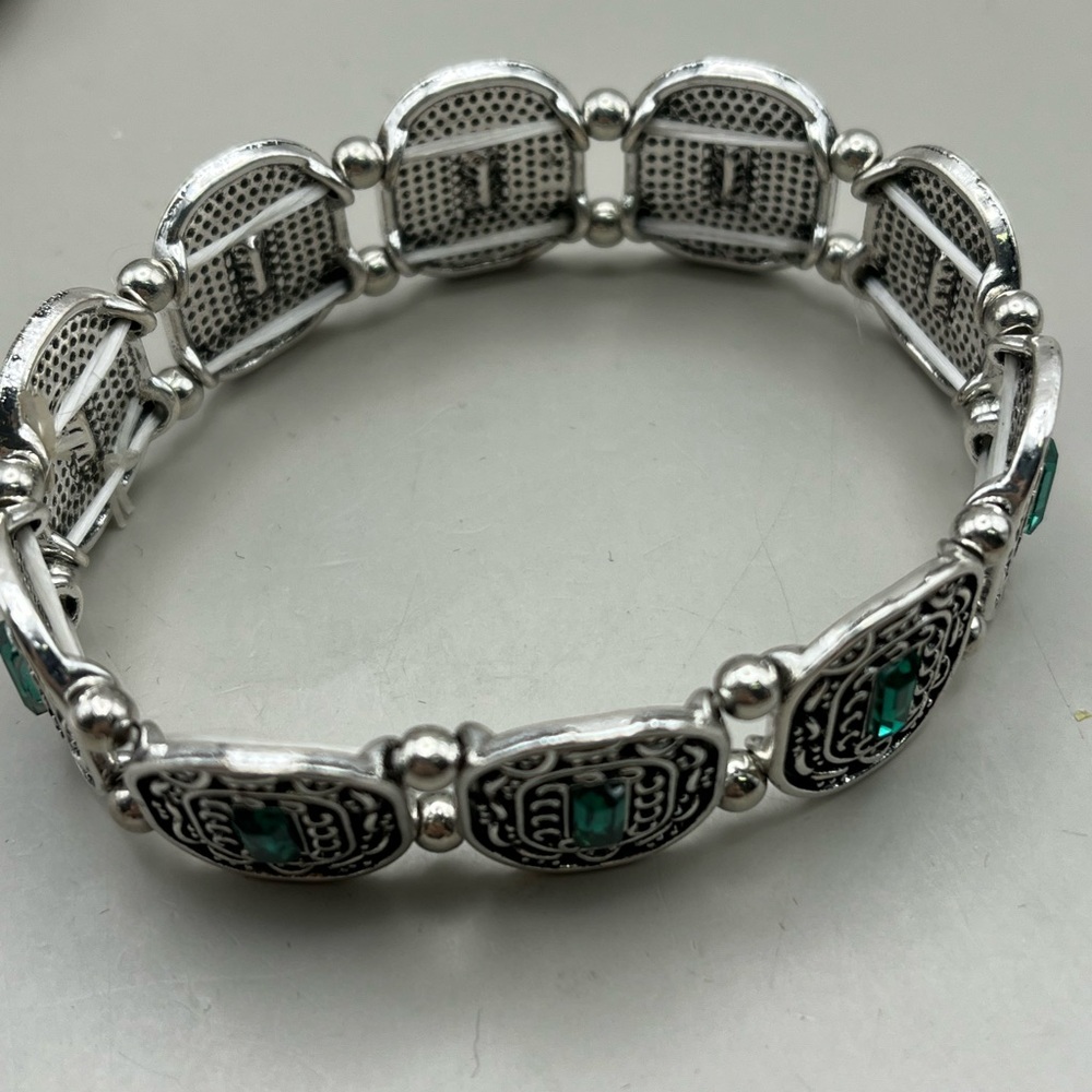 Elegant Silver and Green Bracelet - Picture 2 of 3
